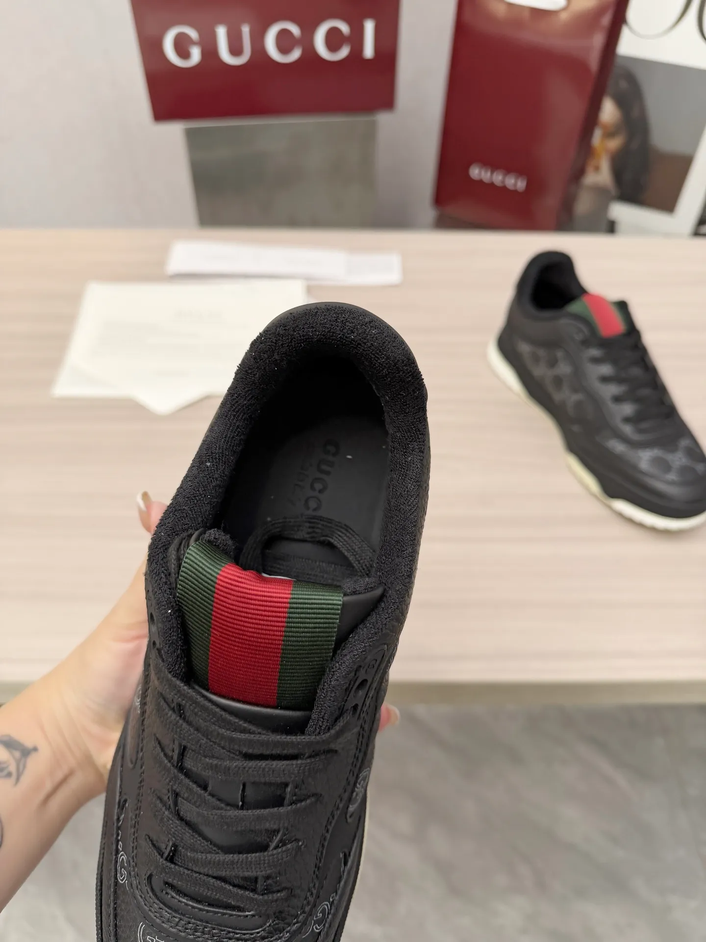 [G Home] P: 600💰 Couple size: Female 35-40. Male 39-44 (45 custom-made) 🆕2025.GUCC Gucci original order quality The latest popular high and low top aged couple sneakers series shipped original purchase development and production, this high and low top sneakers adopt a basketball-style silhouette design, cleverly integrated with hollow panels and distressed effects, showing unique ingenuity. The ingenuity incorporates brand logo details such as interlocking Double G styling accessories and Gucci lettering, a low-key tribute to the brand's design heritage. Exquisite packaging at the delivery counter 🛍📦 ▪️ Fabric: Original customized imported first-layer cowhide ▪️ Inner lining: Imported first-layer cowhide ▪️ Sole: Original molded two-color TPU sole ▪️ Sole thickness: 3cm